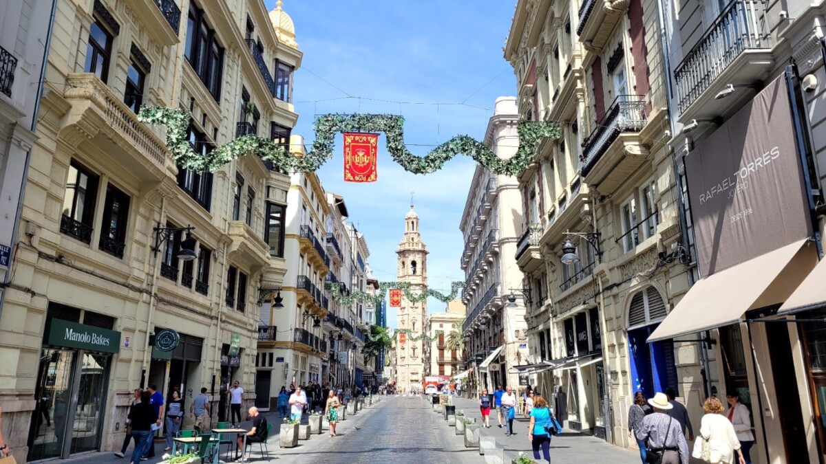 Decoración floral en la calle de la Paz por el Centenario de la Coronación Canónica de la Virgen de los Desamparados